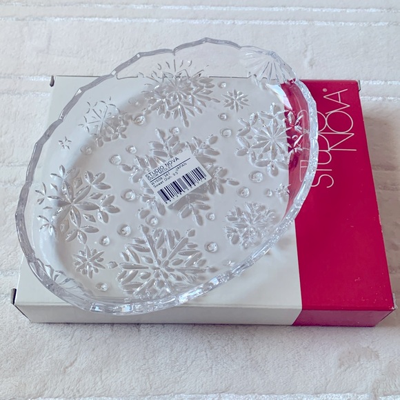 Studio Nova Sweet Dish 9.5” Snow Medley Snowflakes Holiday Plate - Picture 3 of 7